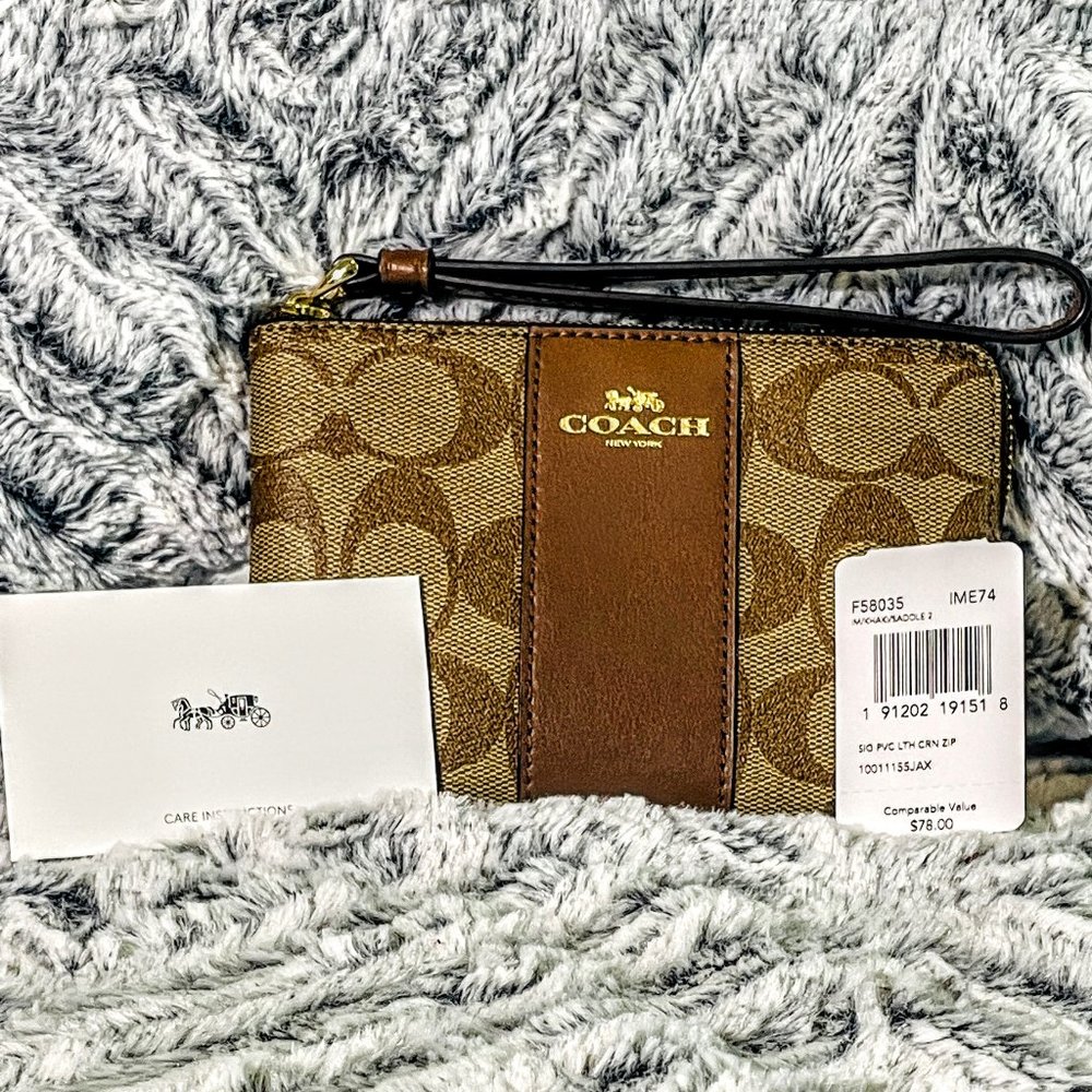 NWT - COACH CORNER ZIP WRISTLET - SIG COATED CANVAS WITH LEATHER STRIPE (F58035)